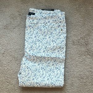 Women’s NWT Floral Capri Pants Blue and White